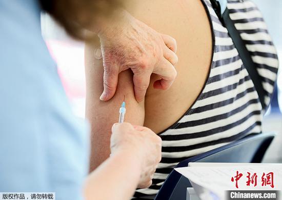 資料圖為加拿大魁北克省蒙特利爾市，醫(yī)護(hù)人員為民眾接種猴痘病毒疫苗。