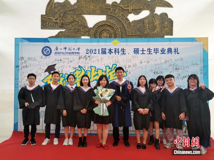 圖為王孟筠老師和畢業(yè)生一起合影留念。被訪者供圖