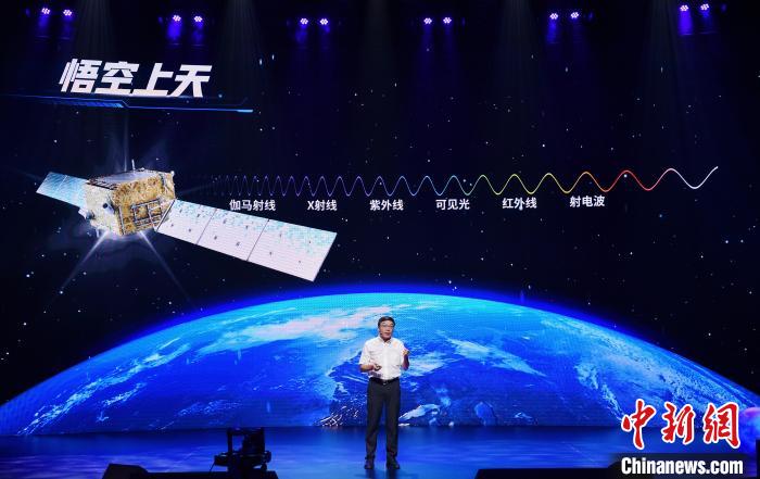 中科院院士、中科院國(guó)家天文臺(tái)臺(tái)長(zhǎng)常進(jìn)分享“悟空號(hào)”暗物質(zhì)粒子探測(cè)衛(wèi)星的領(lǐng)先水平和近7年的探測(cè)。　宋慶齡基金會(huì)供圖