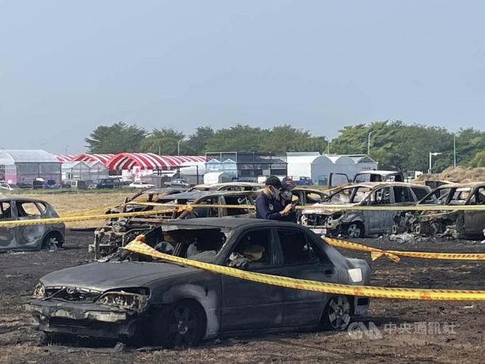 云林農(nóng)業(yè)機(jī)械暨資材展臨時停車場18日發(fā)生火警，25輛汽車燒毀。圖片來源：臺灣“中央社”記者姜宜菁攝。