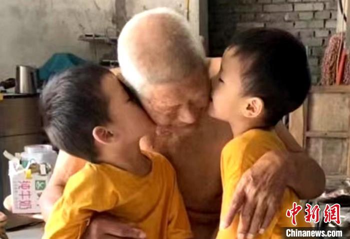 雙胞胎重孫依偎在太爺爺懷里，親吻太爺爺?！⑿﹫D