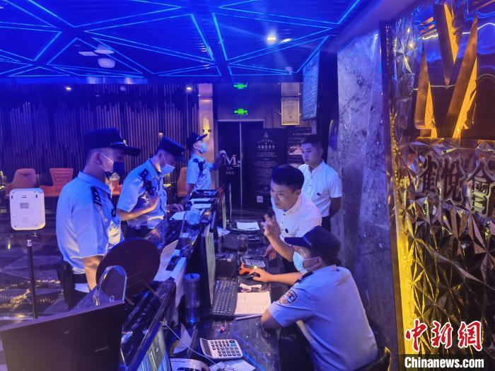 資料圖：民警對重點(diǎn)場所開展檢查。王亮 攝