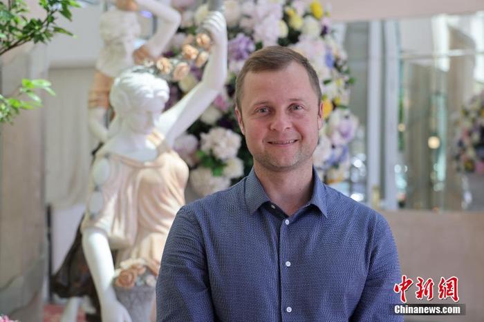 19歲到中國、曾在不同城市前后生活和工作了15年的加拿大商界人士彭家榮（Chris Pereira）近日接受中新社記者采訪時(shí)說，中國的崛起和發(fā)展告訴自己，努力就會(huì)有所回報(bào)，正所謂“天道酬勤”。資料圖為2022年6月24日，彭家榮在多倫多。 中新社記者 余瑞冬 攝