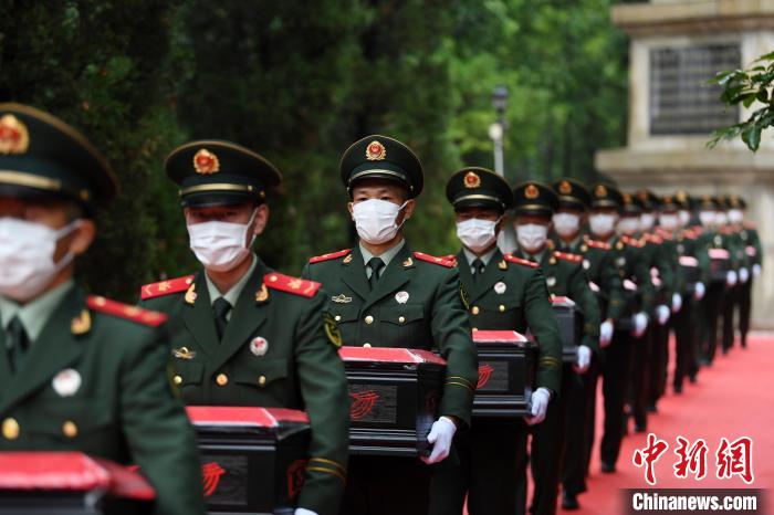 武警官兵緩步將烈士遺骸的棺槨轉(zhuǎn)運(yùn)至靈車上?！」鶄魑?攝