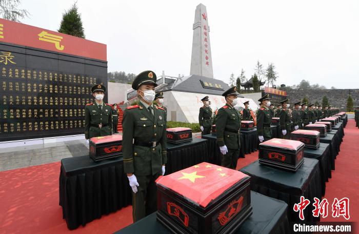 武警官兵護(hù)衛(wèi)在烈士棺槨旁?！」鶄魑?攝