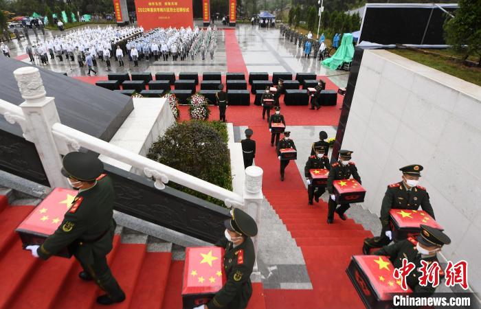 武警官兵緩步將烈士遺骸送至南川區(qū)烈士陵園墓位?！」鶄魑?攝