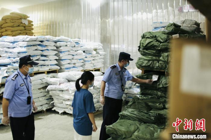 行動(dòng)期間，汕頭警方對(duì)重點(diǎn)場(chǎng)所進(jìn)行統(tǒng)一清查。　鐘大宇 攝