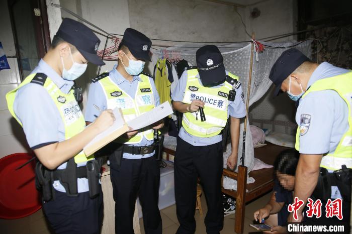 行動(dòng)期間，肇慶警方上門開展警醒教育。　李少麗 攝