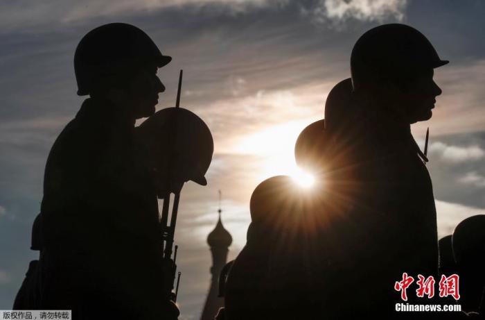 資料圖：俄士兵身穿復(fù)古軍裝，參加莫斯科紅場閱兵彩排。