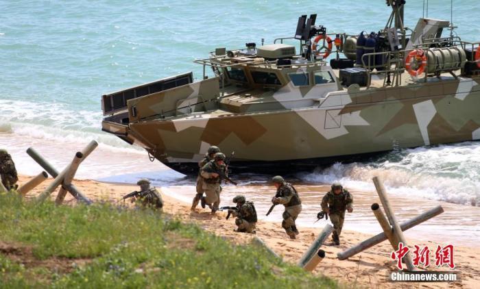 資料圖：俄軍在克里米亞地區(qū)舉行大型跨軍種演習(xí)。中新社發(fā) 俄羅斯國防部供圖