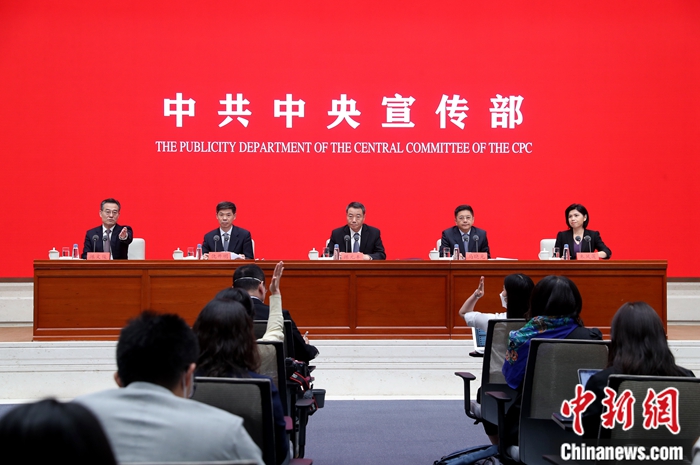 9月21日，中共中央宣傳部在北京舉行“中國(guó)這十年”系列主題新聞發(fā)布會(huì)，介紹黨的十八大以來對(duì)臺(tái)工作和兩岸關(guān)系發(fā)展情況。中央臺(tái)辦副主任陳元豐，中央臺(tái)辦宣傳局局長(zhǎng)、新聞發(fā)言人馬曉光，中央臺(tái)辦研究局局長(zhǎng)仇開明，中央臺(tái)辦新聞發(fā)言人朱鳳蓮出席。<a target='_blank' href='/'>中新社</a>記者 張宇 攝