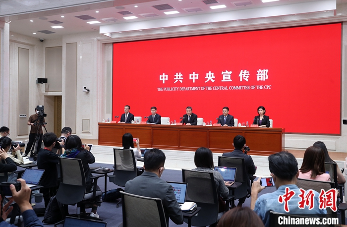 9月21日，中共中央宣傳部在北京舉行“中國(guó)這十年”系列主題新聞發(fā)布會(huì)，介紹黨的十八大以來對(duì)臺(tái)工作和兩岸關(guān)系發(fā)展情況。中央臺(tái)辦副主任陳元豐，中央臺(tái)辦宣傳局局長(zhǎng)、新聞發(fā)言人馬曉光，中央臺(tái)辦研究局局長(zhǎng)仇開明，中央臺(tái)辦新聞發(fā)言人朱鳳蓮出席。<a target='_blank' href='/'>中新社</a>記者 張宇 攝