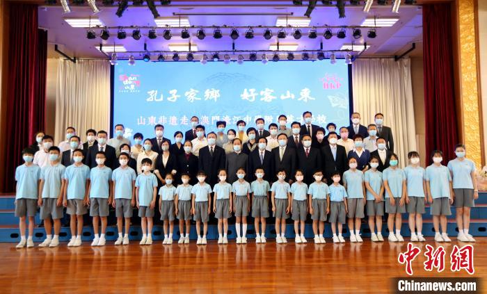 圖為嘉賓師生合影?！∩骋婟?攝