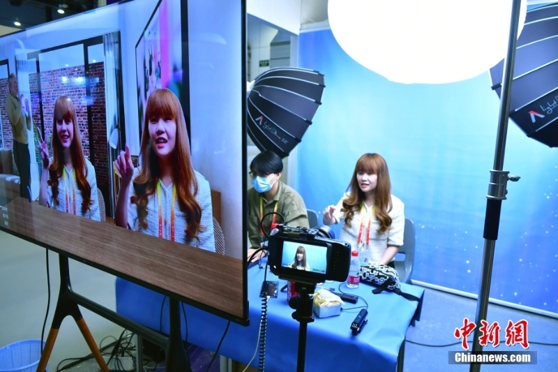 十年間，中國手機(jī)網(wǎng)民規(guī)模增長超6億，移動互聯(lián)網(wǎng)不斷展示著改變現(xiàn)實的力量。電商、社交、游戲、移動支付、資訊等各類APP涌現(xiàn)，互聯(lián)網(wǎng)創(chuàng)業(yè)熱潮席卷全國，截至2021年底，中國境內(nèi)外互聯(lián)網(wǎng)上市企業(yè)躍至155家。移動互聯(lián)網(wǎng)，不僅改變了現(xiàn)實中的中國，也改變了世界眼中的中國。資料圖為2022年9月9日，福建廈門，參會者在“投洽會”上體驗元宇宙直播。 <a target='_blank' href='/'>中新社</a>記者 張斌 攝