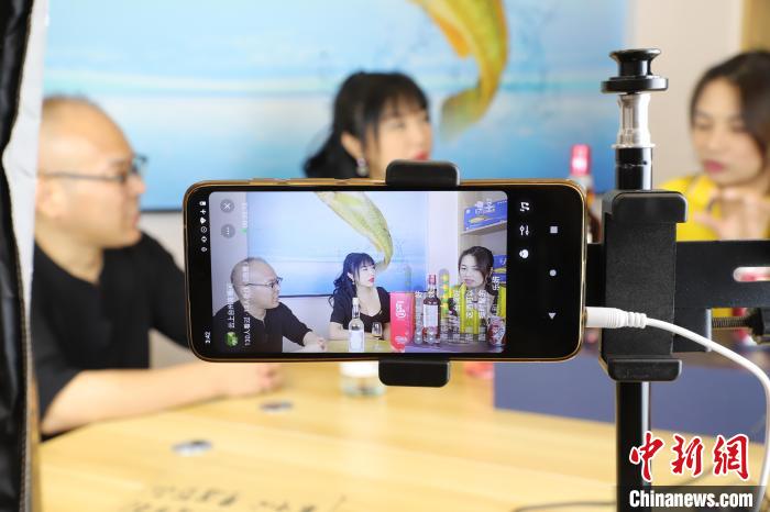 劉樂(lè)妍(左二)進(jìn)行直播?！￡惼G紅 攝