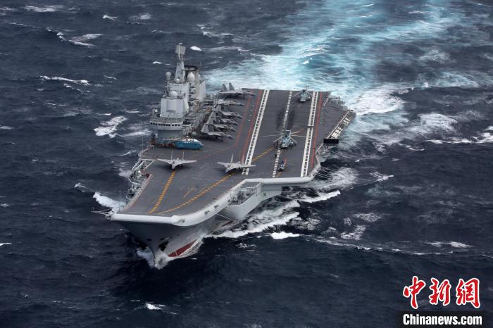 2016年12月26日，遼寧艦航母編隊(duì)首次出宮古海峽?！垊P 攝