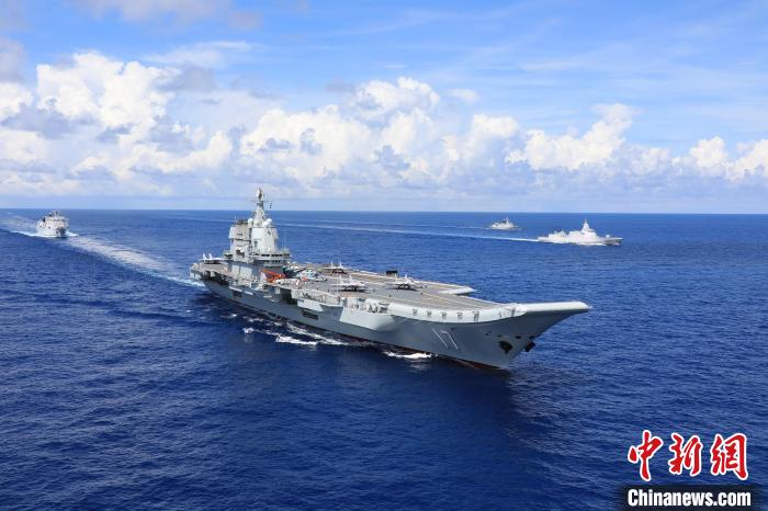 2022年8月6日，山東艦航母編隊(duì)進(jìn)行航渡?！“材?攝