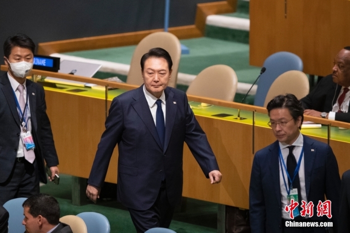 當(dāng)?shù)貢r(shí)間9月20日，第77屆聯(lián)合國(guó)大會(huì)一般性辯論在紐約聯(lián)合國(guó)總部開(kāi)幕，韓國(guó)總統(tǒng)尹錫悅進(jìn)入會(huì)場(chǎng)準(zhǔn)備大會(huì)發(fā)言。 <a target='_blank' href='/'>中新社</a>記者 廖攀 攝