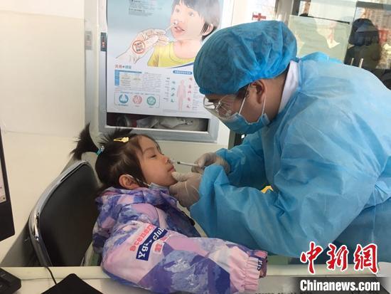 資料圖：接種鼻噴流感疫苗?！√账┛?攝
