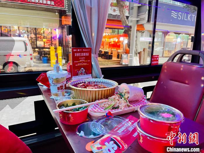 成都升級版“火鍋巴士”內部?！〕啥脊还﹫D