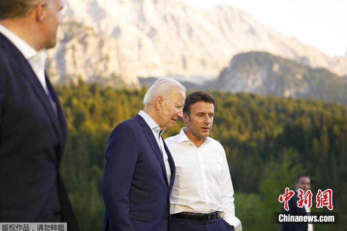 當(dāng)?shù)貢r(shí)間2022年6月26日，法國(guó)總統(tǒng)馬克龍與美國(guó)總統(tǒng)拜登交談。