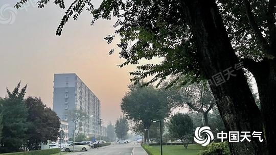 今晨，北京能見(jiàn)度不佳。(圖/中國(guó)天氣網(wǎng) 王曉)