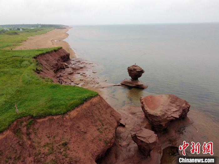 資料圖為2022年7月2日無(wú)人機(jī)拍攝的加拿大東部省份愛(ài)德華王子島標(biāo)志性自然景觀“茶杯石”?！∮嗳鸲?攝