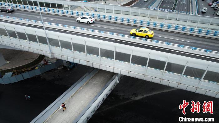 重慶一天橋建在多層馬路間形如“夾心糕”