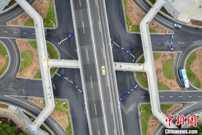 圖為俯視呈“工”字型的人行天橋?！￡愽?攝