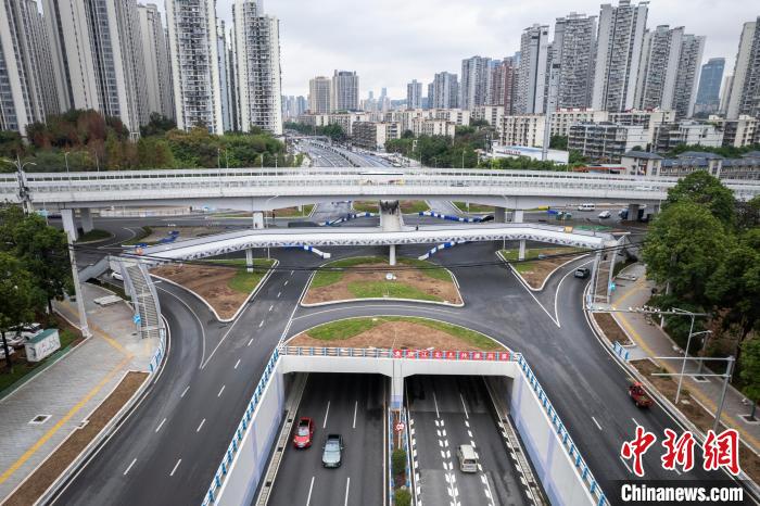 圖為人行天橋所處路段，城市高架橋、下穿道交錯，形成“路上有路、橋上有橋”景觀?！￡愽?攝