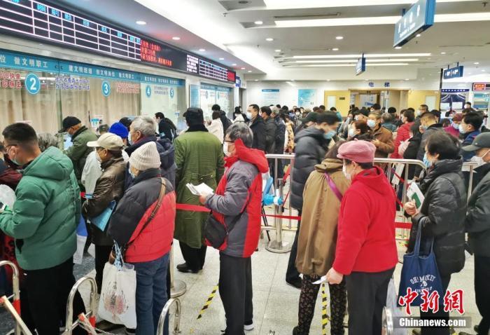 資料圖：民眾在門診大廳排隊掛號。 湯彥俊 攝