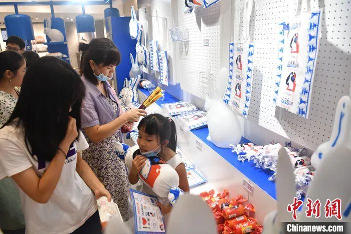 資料圖：2020年8月1日，“大白兔冷飲店”主題展亮相成都。老字號國民品牌大白兔集中了五大主題IP裝置，匯集童年經典記憶、國潮時髦元素、趣味互動和潮流消費于一體，吸引當?shù)孛癖娗皝砥肺秲簳r味道。<a target='_blank' href='/'>中新社</a>記者 張浪 攝