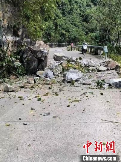 圖為散落在路邊的山石。　東蘭宣傳部供圖