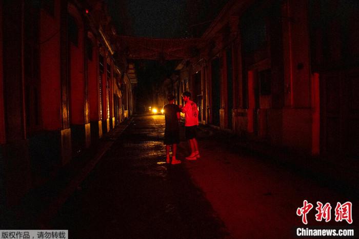 2022年9月28日，停電期間的古巴哈瓦那街頭。