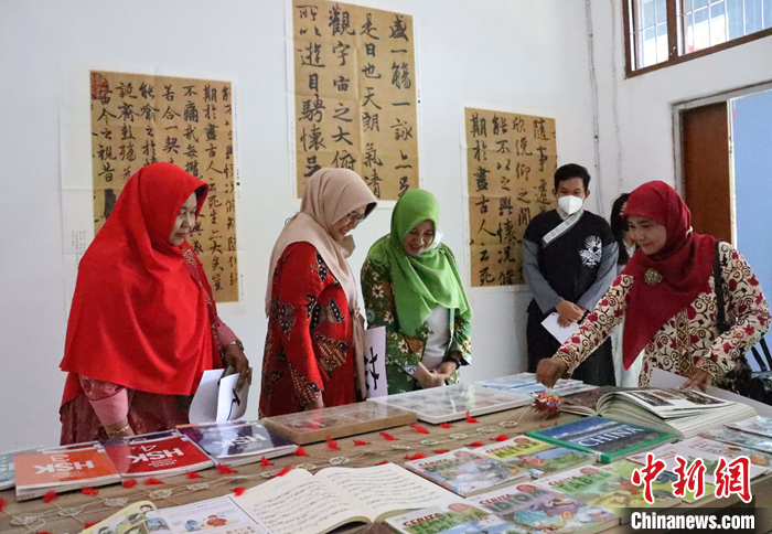 圖為中國圖書展示。 <a target='_blank' href='/'>中新社</a>發(fā) 印尼三一一大學(xué)孔子學(xué)院 供圖