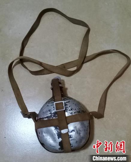 當(dāng)年紅軍戰(zhàn)士犧牲時(shí)留下的水壺，現(xiàn)已成為陳毅翔一家的傳家寶。　陳莉莉 攝