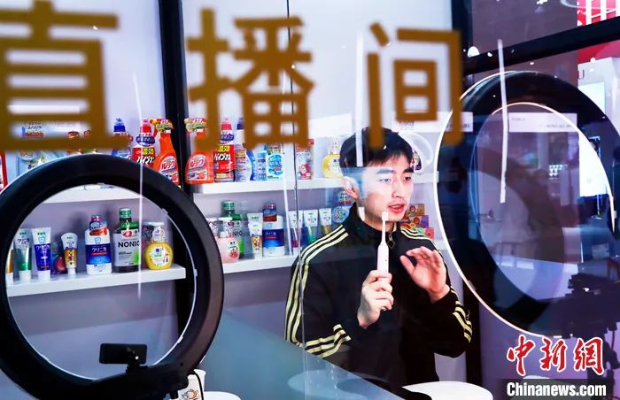 資料圖：2020年11月8日，第三屆中國國際進(jìn)口博覽會(huì)在國家會(huì)展中心(上海)舉行，不少展商請來網(wǎng)紅主播在消費(fèi)品展區(qū)“直播帶貨”。 <a target='_blank' href='/'>中新社</a>記者 湯彥俊 攝 　　