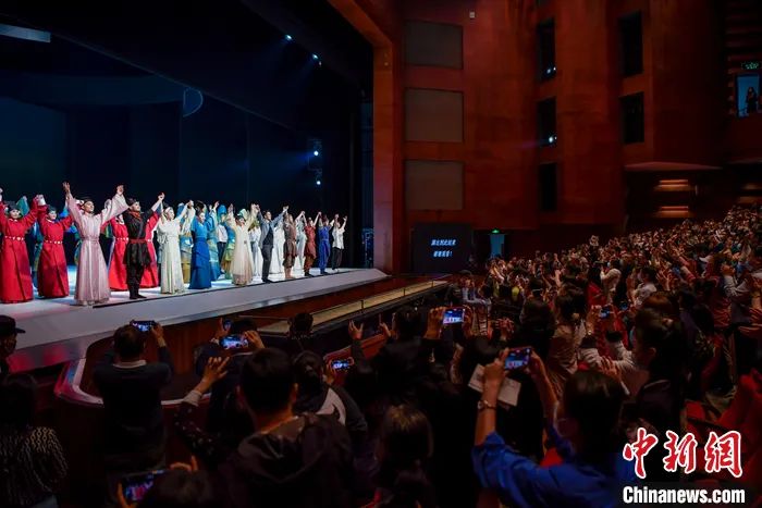 資料圖：2022年3月3日，舞蹈詩劇《只此青綠》全國第二輪巡演在?？诶_序幕，演出受到觀眾熱捧。以中國古代名畫《千里江山圖》為藍(lán)本創(chuàng)作的舞蹈詩劇《只此青綠》，2021年8月開始全國首輪巡演，演出50多場，好評(píng)如潮。2022年央視春晚亮相后，該劇更引起海內(nèi)外熱議。<a target='_blank' href='/'>中新社</a>記者 駱云飛 攝 　