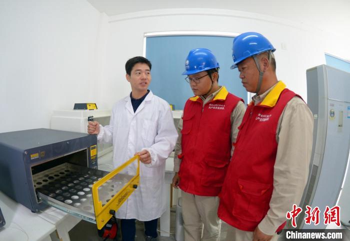 電力部門(mén)工作人員了解保護(hù)區(qū)育雛飼養(yǎng)用電情況。　顧鋒明 攝