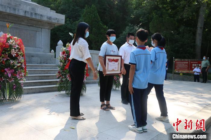 少先隊員向烈屬敬獻(xiàn)鮮花?！≌闹菔型艘圮娙耸聞?wù)局供圖
