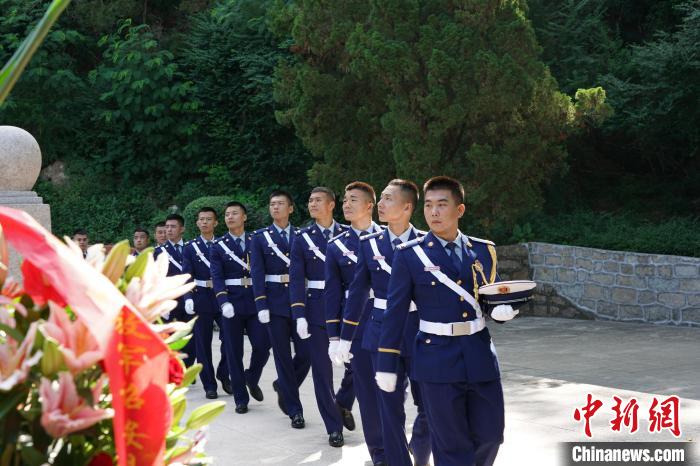 張曉杰烈士生前所在單位泉州市消防救援支隊代表、少先隊員以及其他有關(guān)部門負(fù)責(zé)人參加頒授儀式?！≌闹菔型艘圮娙耸聞?wù)局供圖