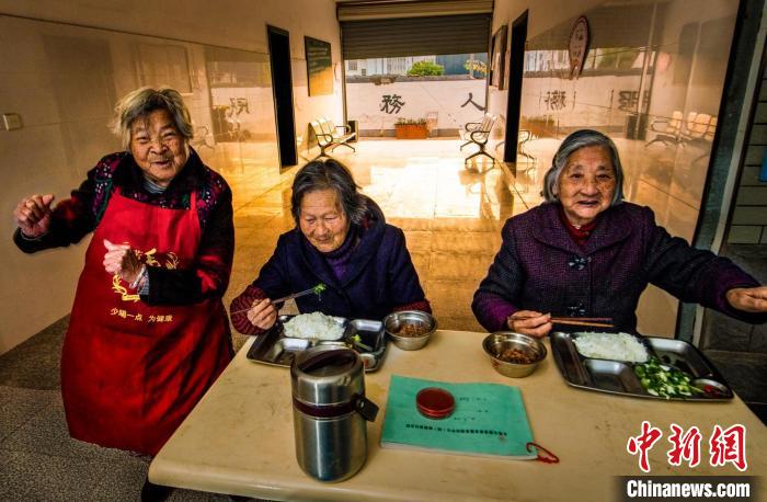 《老人幸福食堂》?！潜?攝