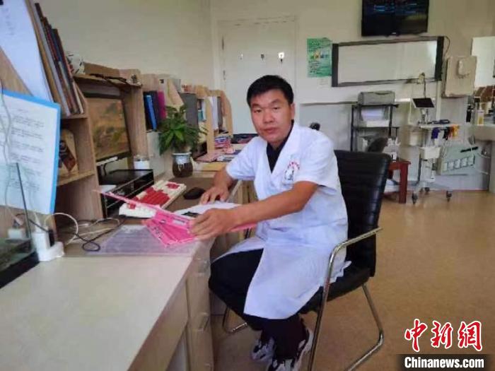 圖為工作中的王如剛?！⊥跞鐒?攝