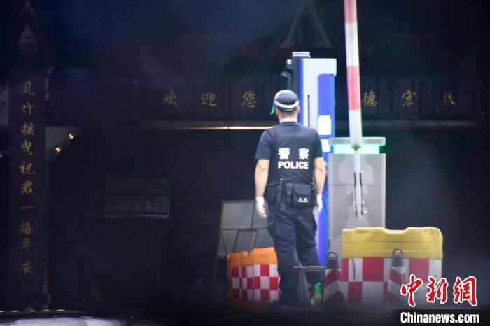 圖為民警堅(jiān)守崗位。　德宏邊境管理支隊(duì)供圖