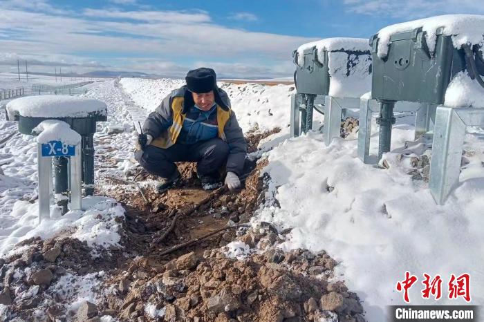 國慶節(jié)期間，梁海峰在青藏鐵路唐古拉南站檢查信號設(shè)備?！±顒P豐 攝