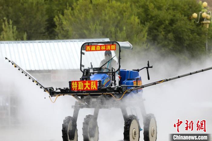 森林消防隊(duì)員利用特種車(chē)輛進(jìn)行消殺?！∥鞑厣窒揽傟?duì) 供圖