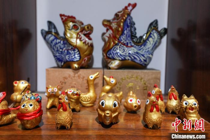 姚德波制作的“桐梓泥哨”?！■暮陚?攝