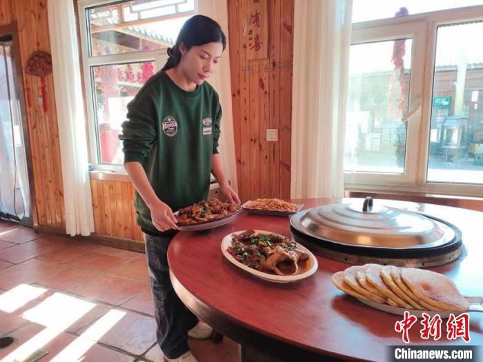 曲麗杰在為客人準(zhǔn)備宴席?！∈茉L者供圖