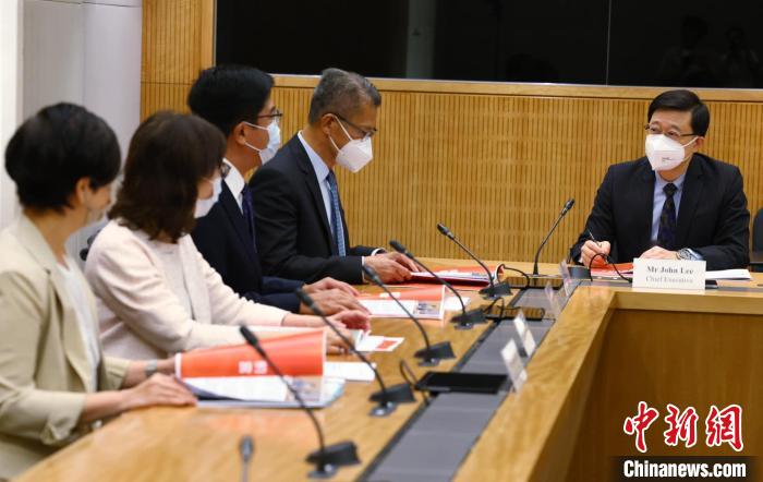 李家超7日在社交媒體表示，將審視涉及土地供應(yīng)及公營(yíng)房屋報(bào)告的建議，并考慮納入施政報(bào)告?！±罴页缃幻襟w 攝