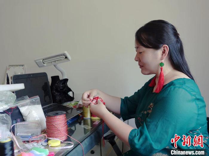 結繩“手藝人”：以“繩”傳承技藝以“結”串起傳統(tǒng)文化與現(xiàn)代時尚